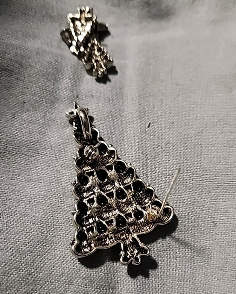 Christmas Tree Brooch/Pin/Pendant Matching Silvertone Peirced Earrings Vintage
