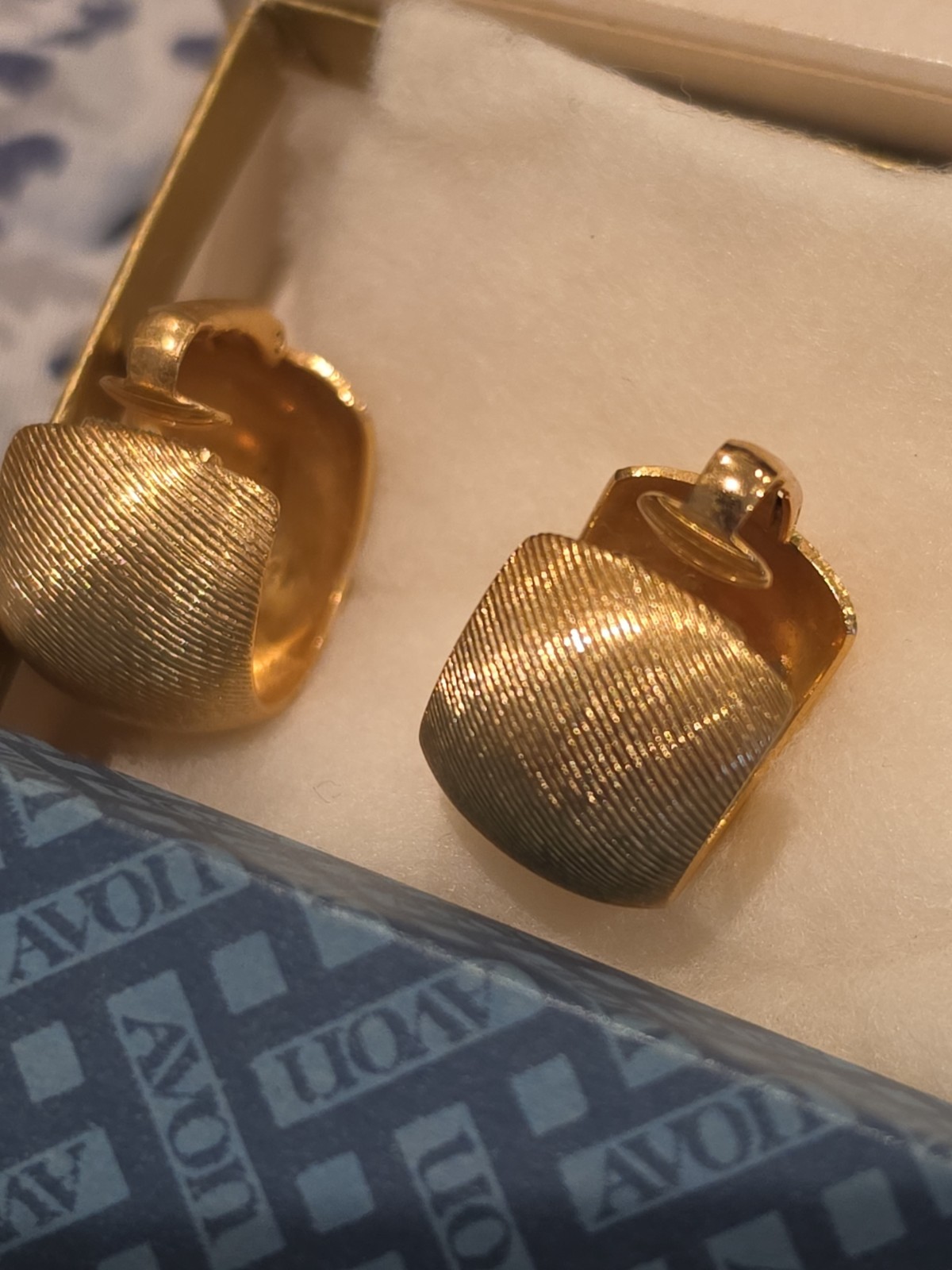 Satin Ribbons Clip Earrings Vintage Avon Fashion Accents 1978 Gold Tone Wide