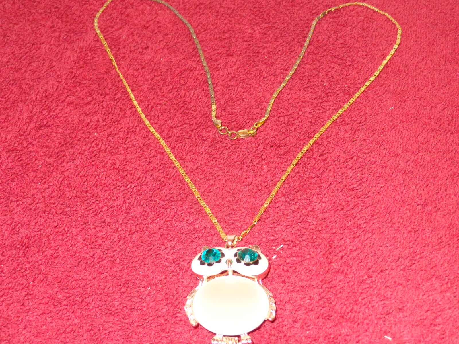VINTAGE OWL PENDANT 2 1/2 x 1 1/2 in WITH 29 in CHAIN UNIQUE TAIL THAT MOVES-J2