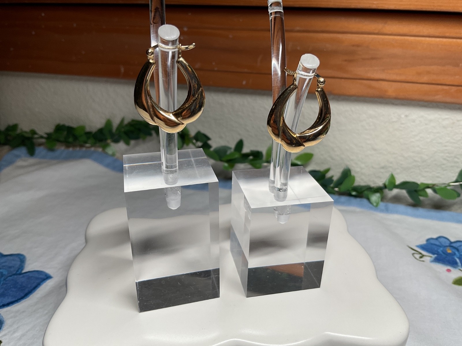 Vintage ribbon swirl earrings marked 925 and Israel marked on it as well