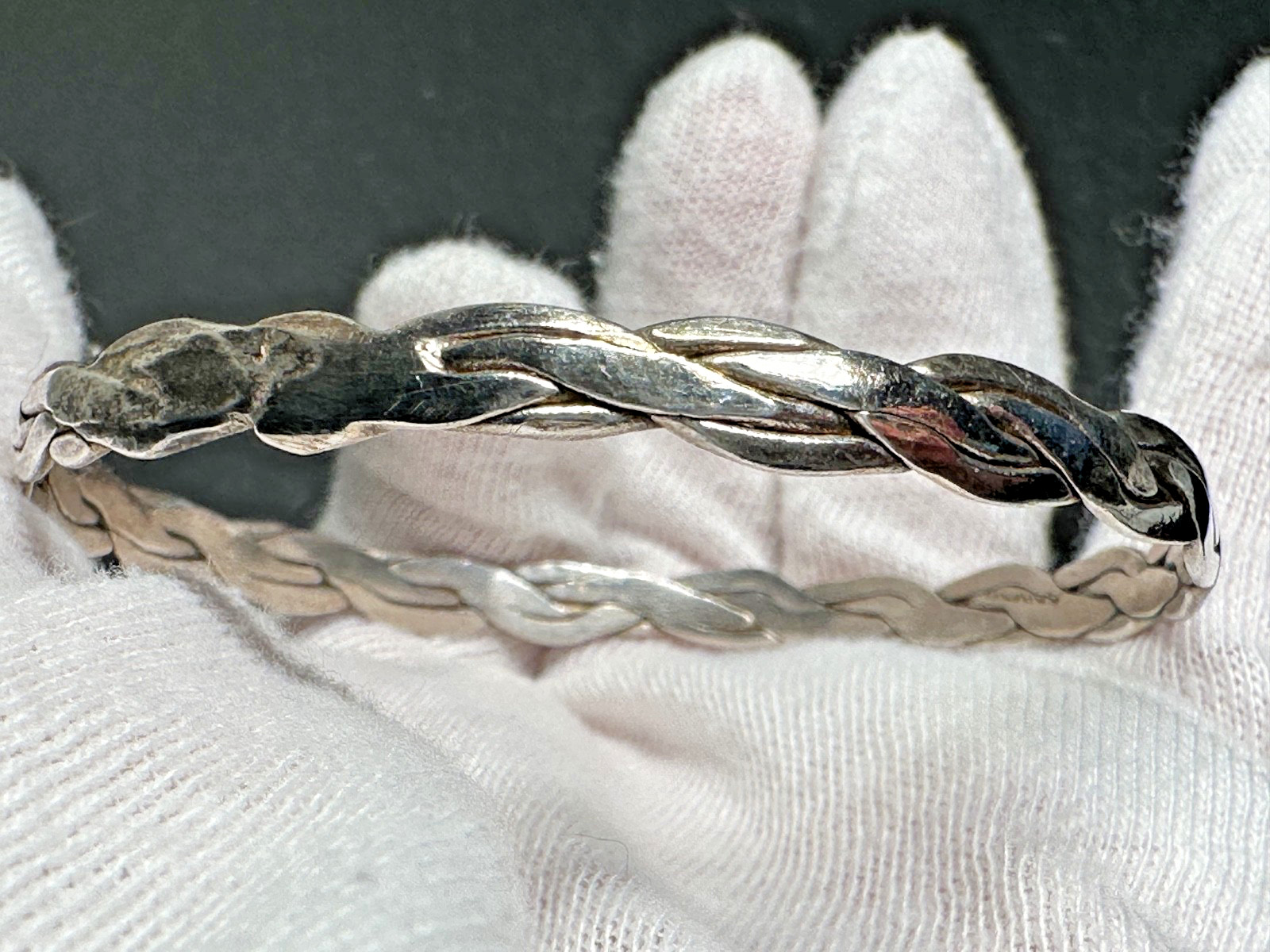 VINTAGE SILVER TONE TWIST BANGLE BRACELET H372