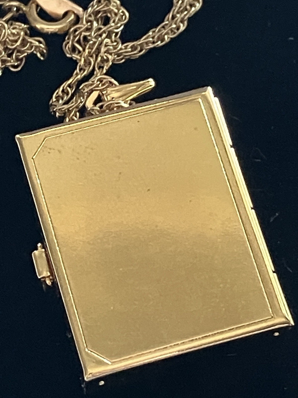 Avon 1991 Vintage “Brag Locket” IOB 5 Photo Picture Goldtone Necklace Pendant