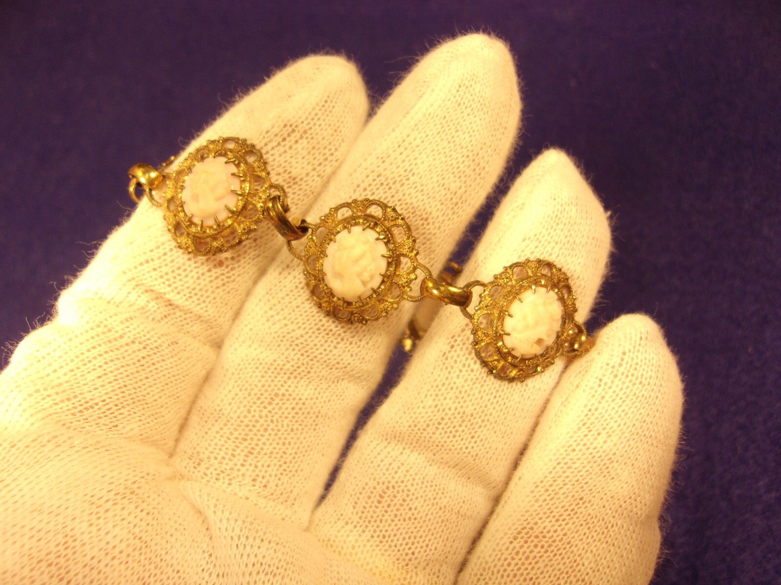 GRACEFUL VTG LADY’S YELLOW GOLD FILLED BRACELET W/VERY LIGHT PINK/WHITE CAMEOS