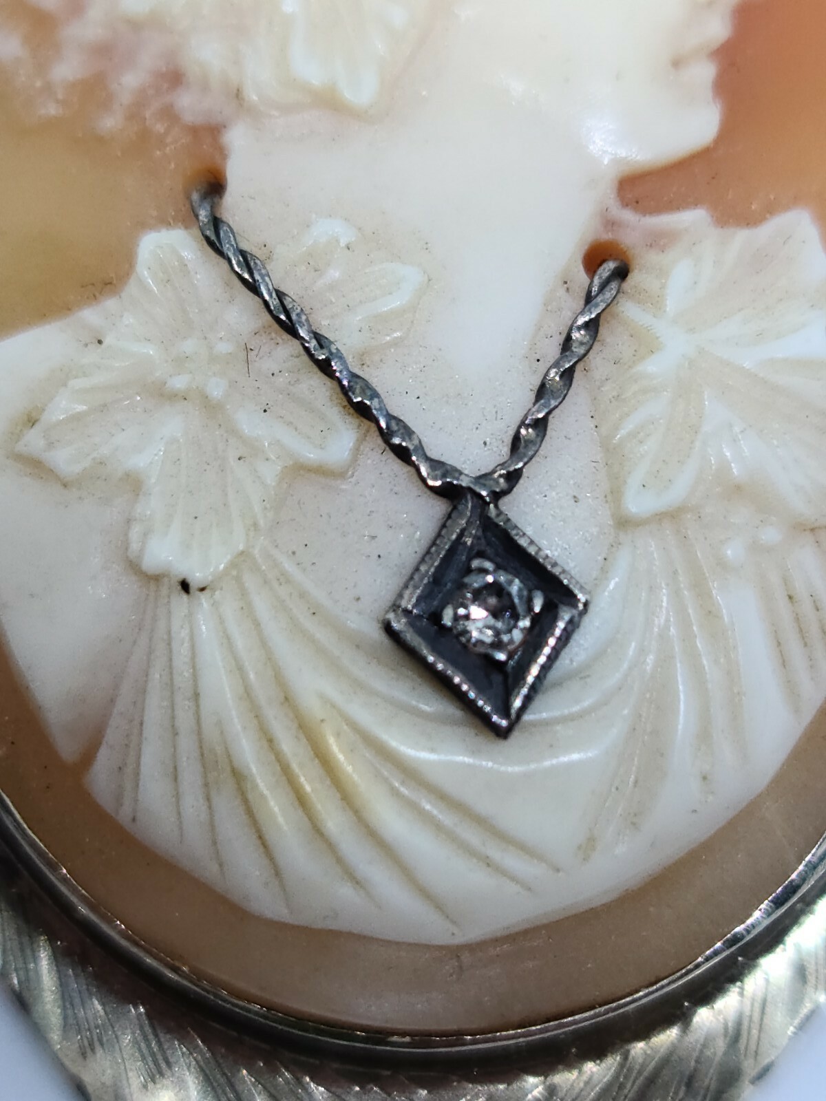 Vintage 14K Yellowish White Gold Cameo Brooch Lady Wearing Diamond Necklace
