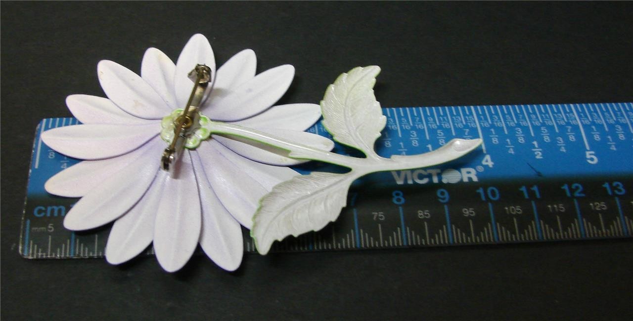Vintage Retro Mod 60’s Purple Enamel Metal Long Stem Daisy Flower Pin Booch