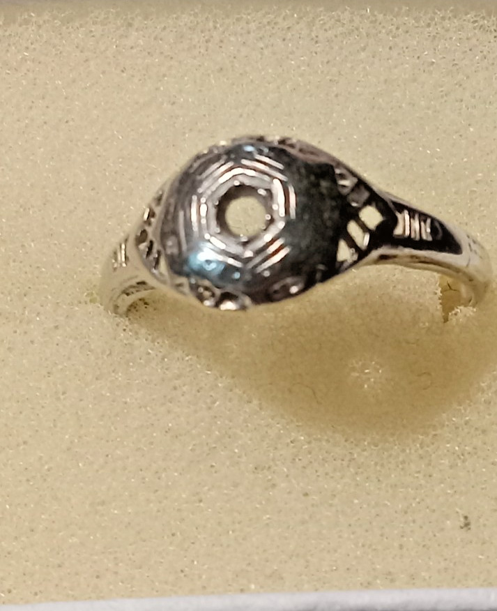 Vintage 18K Gold Ring Missing Stone Weighs approx. 1.3 gram Wearable/scrap