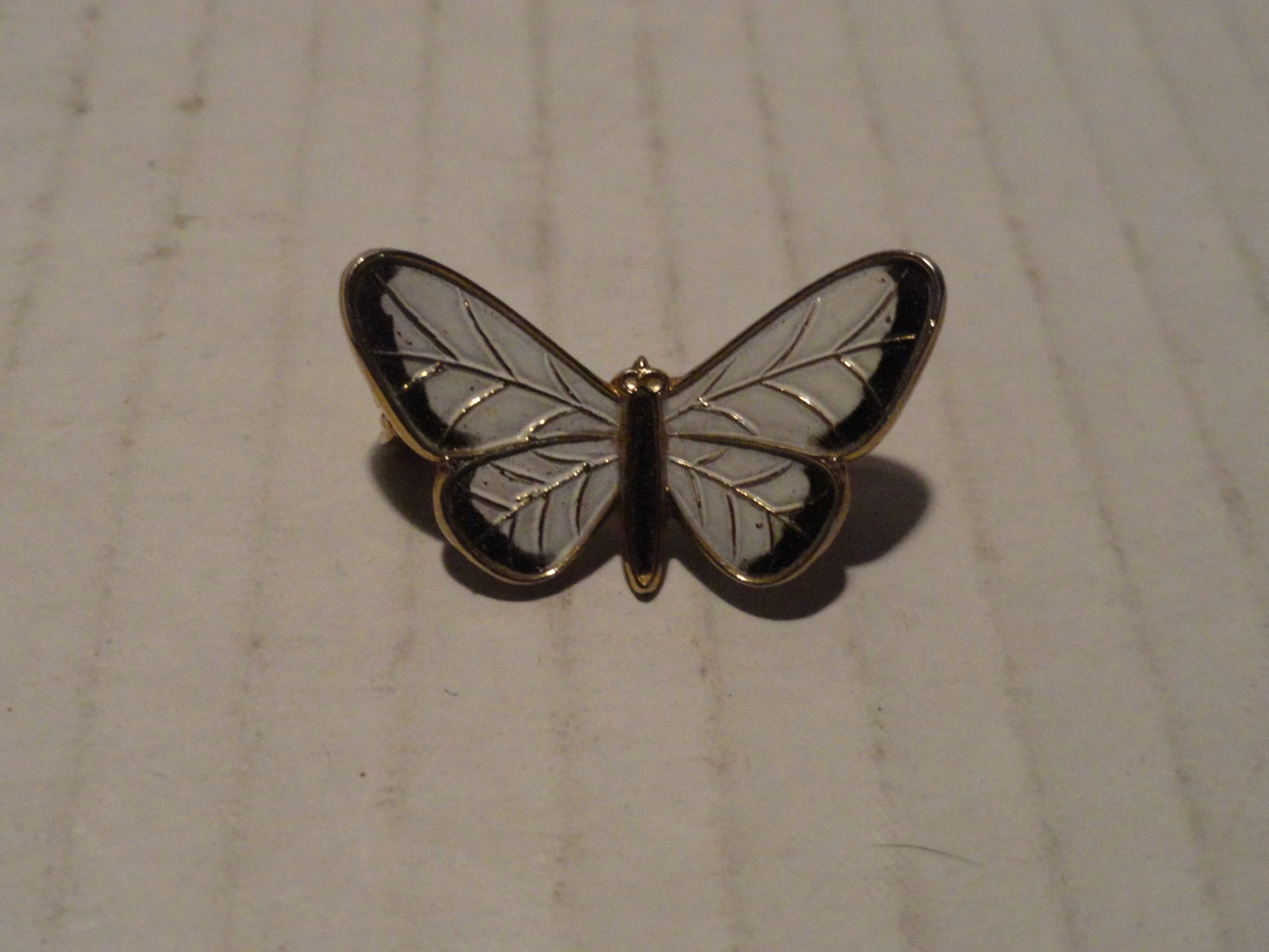 2 VINTAGE SMALL BUTTERFLY BROOACH PIN GREEN & WHITE- ABOUT 1 X 1/2 INCH – EC