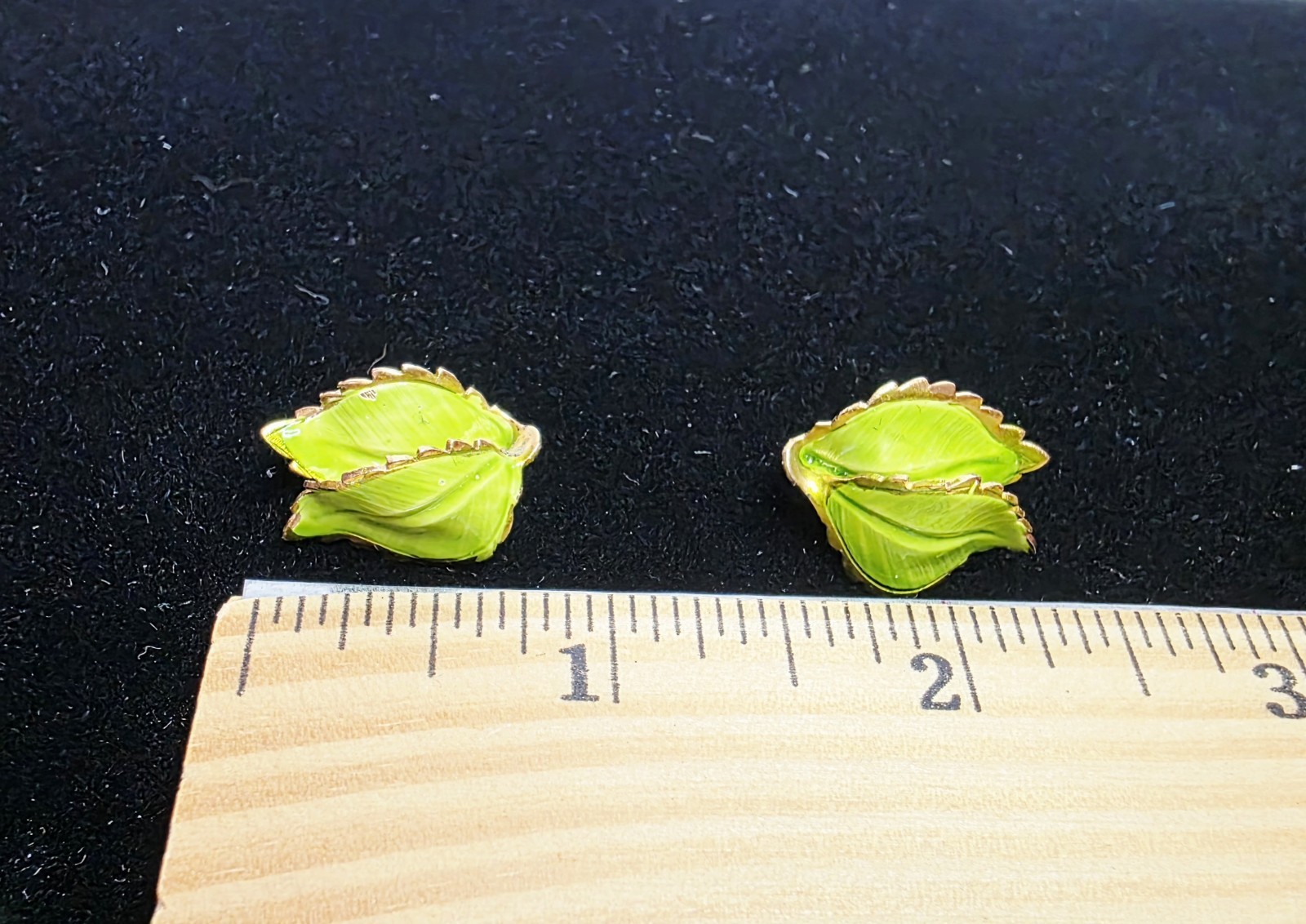 Vintage Signed Giovanni Lime Green Enamel Leaf Clip-On Earrings Gold Tone 1960’s