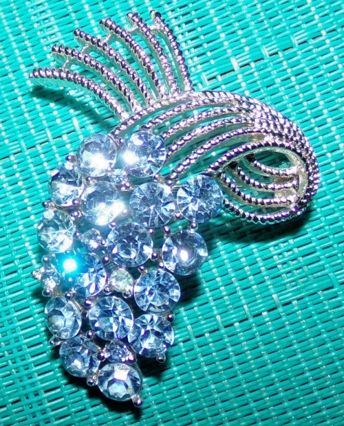Crown Trifari signed pin with rare blue stones-OMG!!