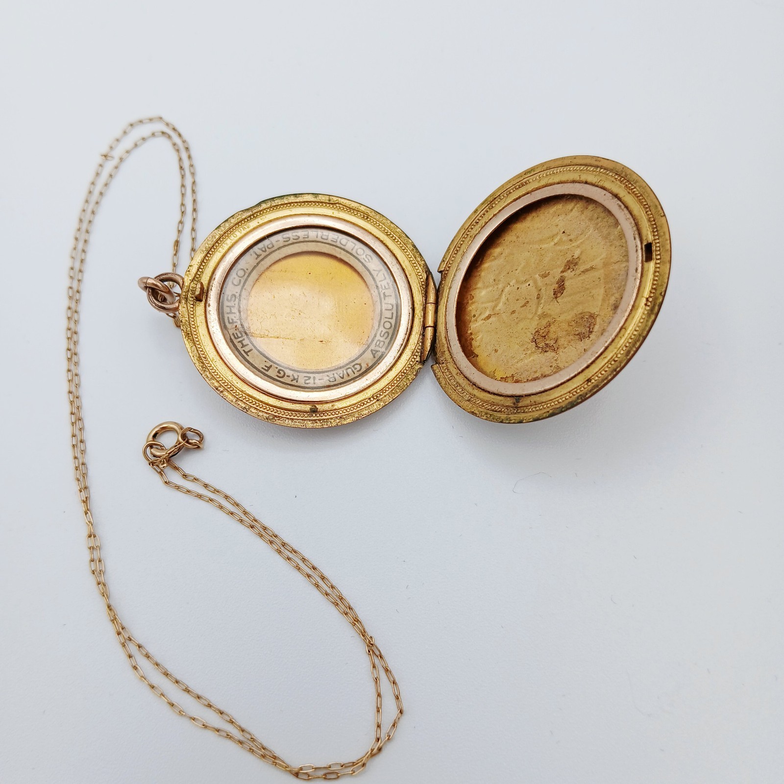 Antique ~ Art Nouveau F.H.S. Co. 12K GF Round Photo Locket Necklace ~ 18″