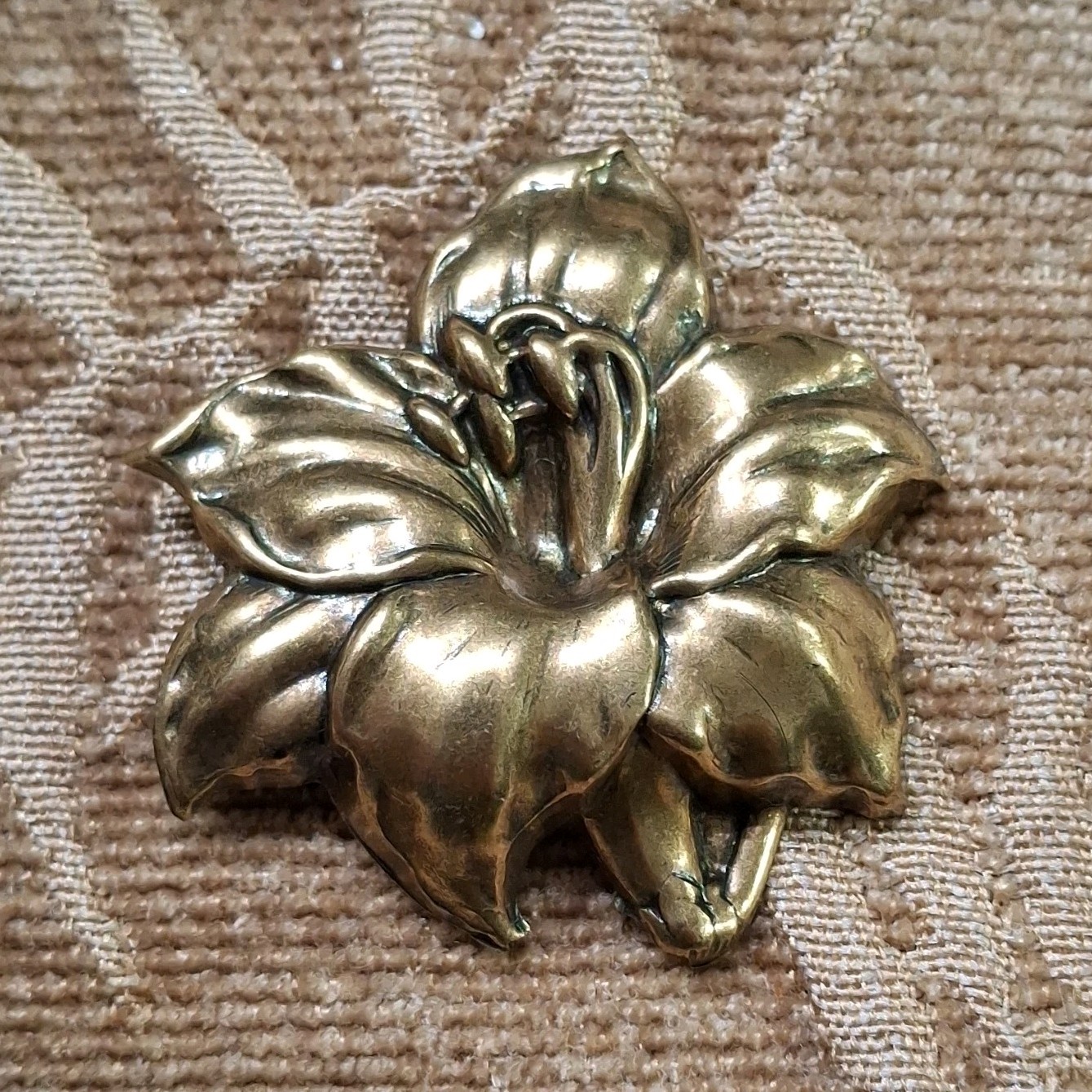 Gold-Tone Metal Flower Brooch Pin Floral Design Flowers & Plants Theme