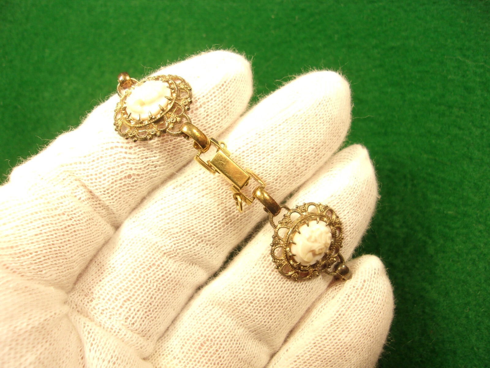 GRACEFUL VTG LADY’S YELLOW GOLD FILLED BRACELET W/VERY LIGHT PINK/WHITE CAMEOS