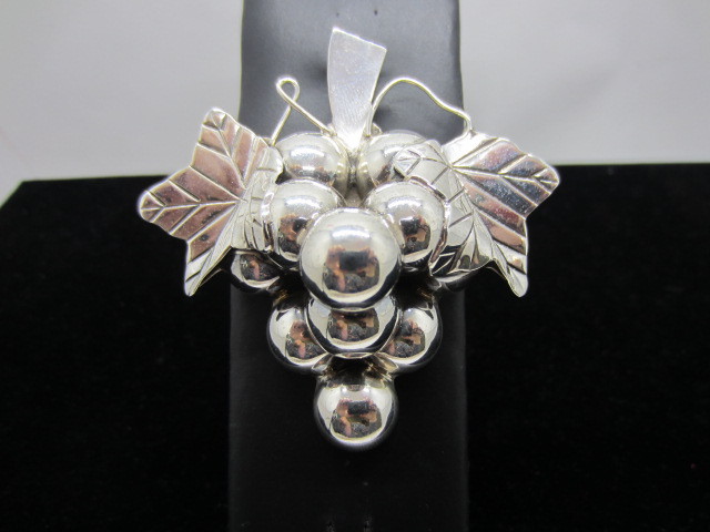 VTG Sterling Silver MEXICO TAXCO Bunch of Grapes Pin/Pendant & Earring Set 63.7g