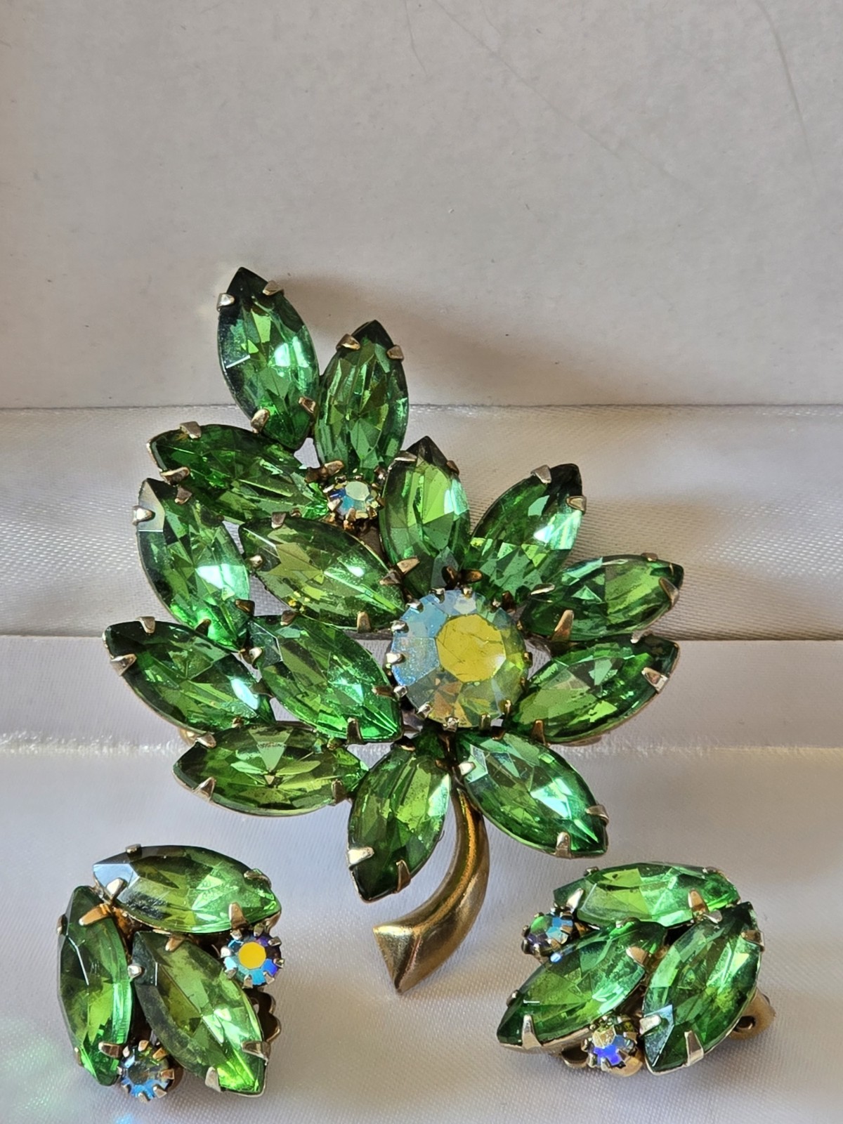 JULIANA STYLE EMERALD GREEN MARQUISE RHINESTONES/IRIDESCENT BROOCH & EARRINGS