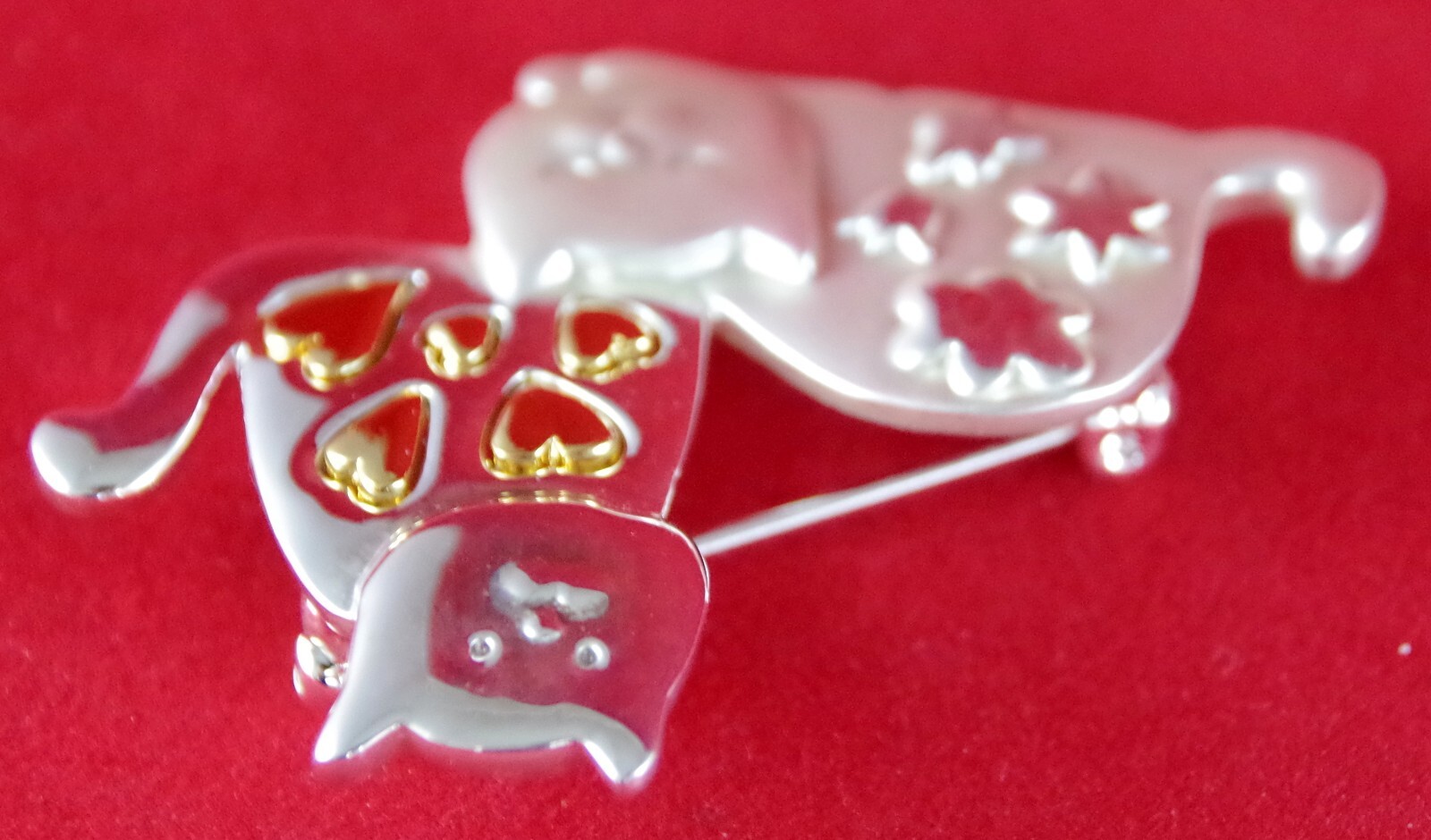 2″ NOS VTG c1980’s DANECRAFT CAT DUO w/ HEARTS & FLOWERS SILVER GOLD BROOCH PIN