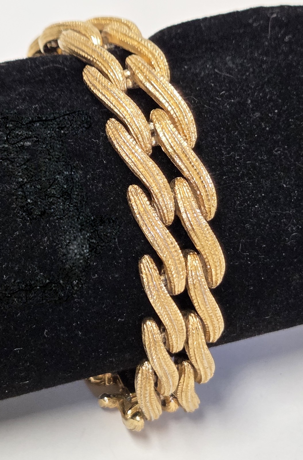 Vtg MONET Textured Wavy Double Row Bracelet 1/2″ w Gold Tone Safety Chain 7.25″