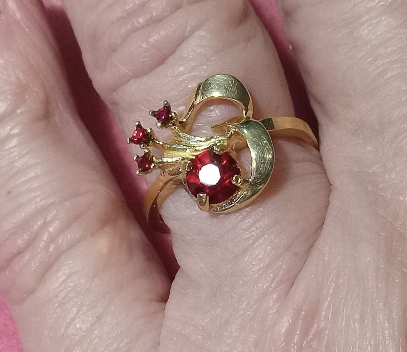 14K Yellow Gold Swirl Ribbon Bow Ring size 6.5 with Red stones 3.4 G Retro style