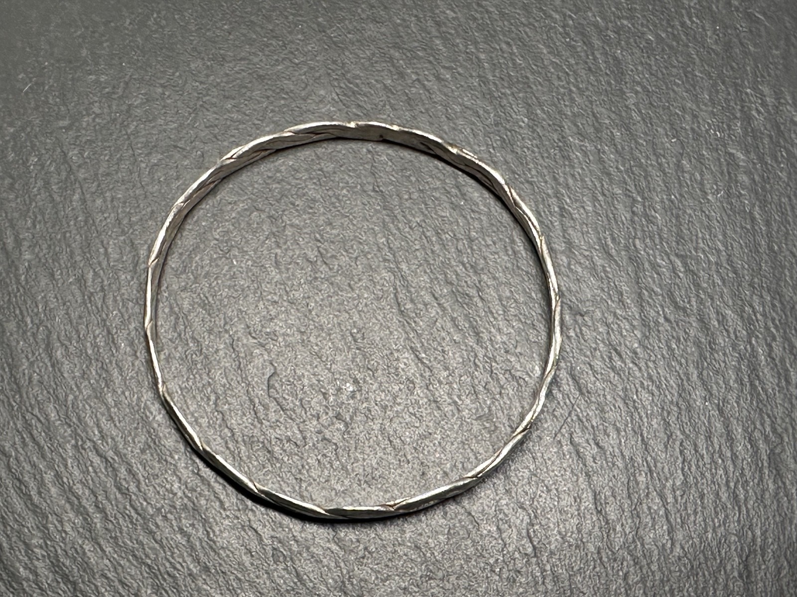 VINTAGE SILVER TONE TWIST BANGLE BRACELET H372
