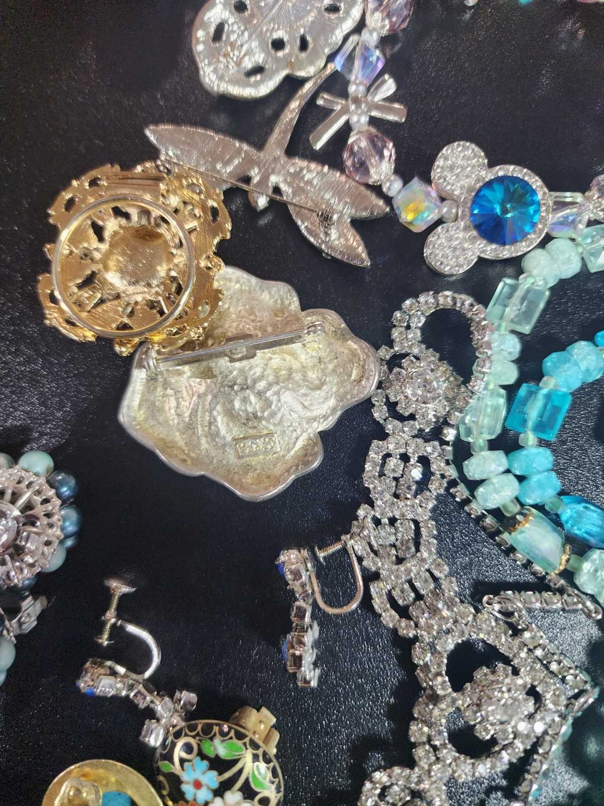 Vintage jewelry set of 26 in vintage purse