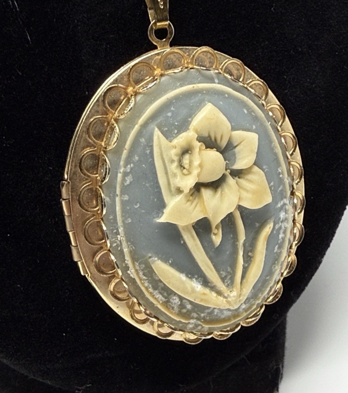 Vintage Blue/White Floral Cameo Gold Tone Locket Necklace