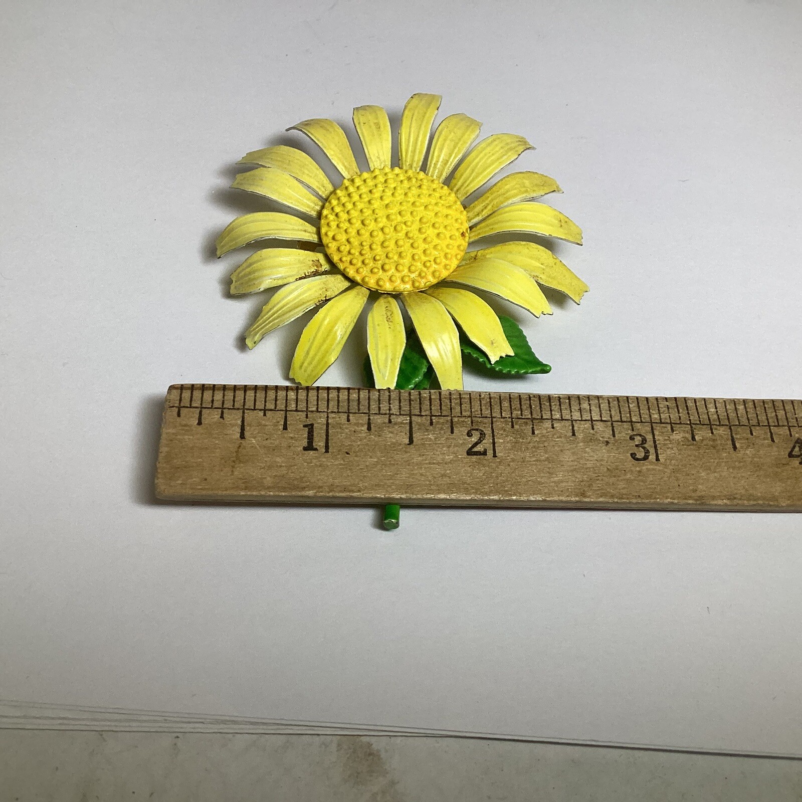 RETRO 1960’s YELLOW ENAMEL DAISY BROOCH WITH GREEN STEM