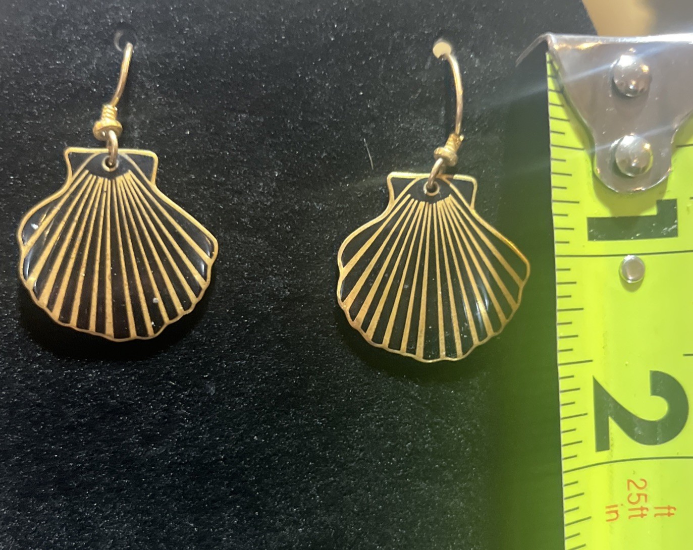 Laurel Burch scallop Clam shell gold and black dangle earrings 80’s Jewelry Vtg