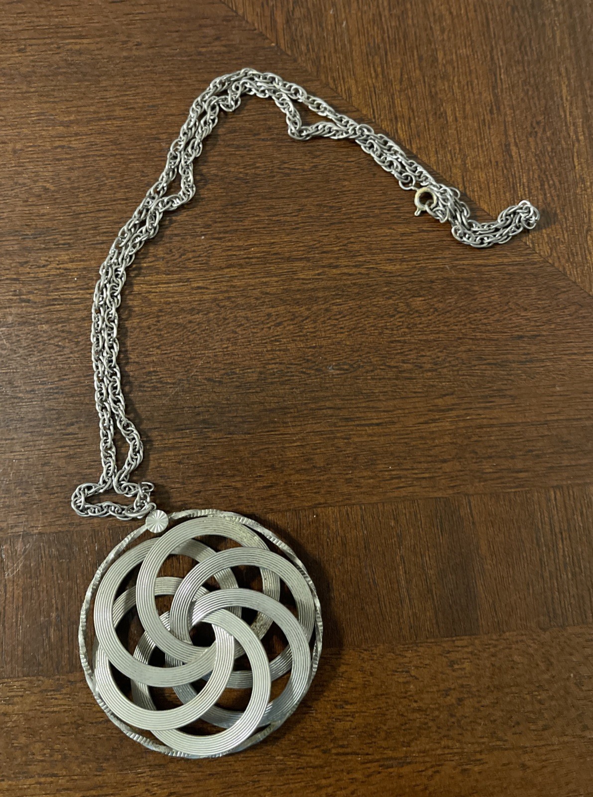 Vtg Silver Tone Pendant Necklace Women’s Round Geometric Infinity 3” Diameter