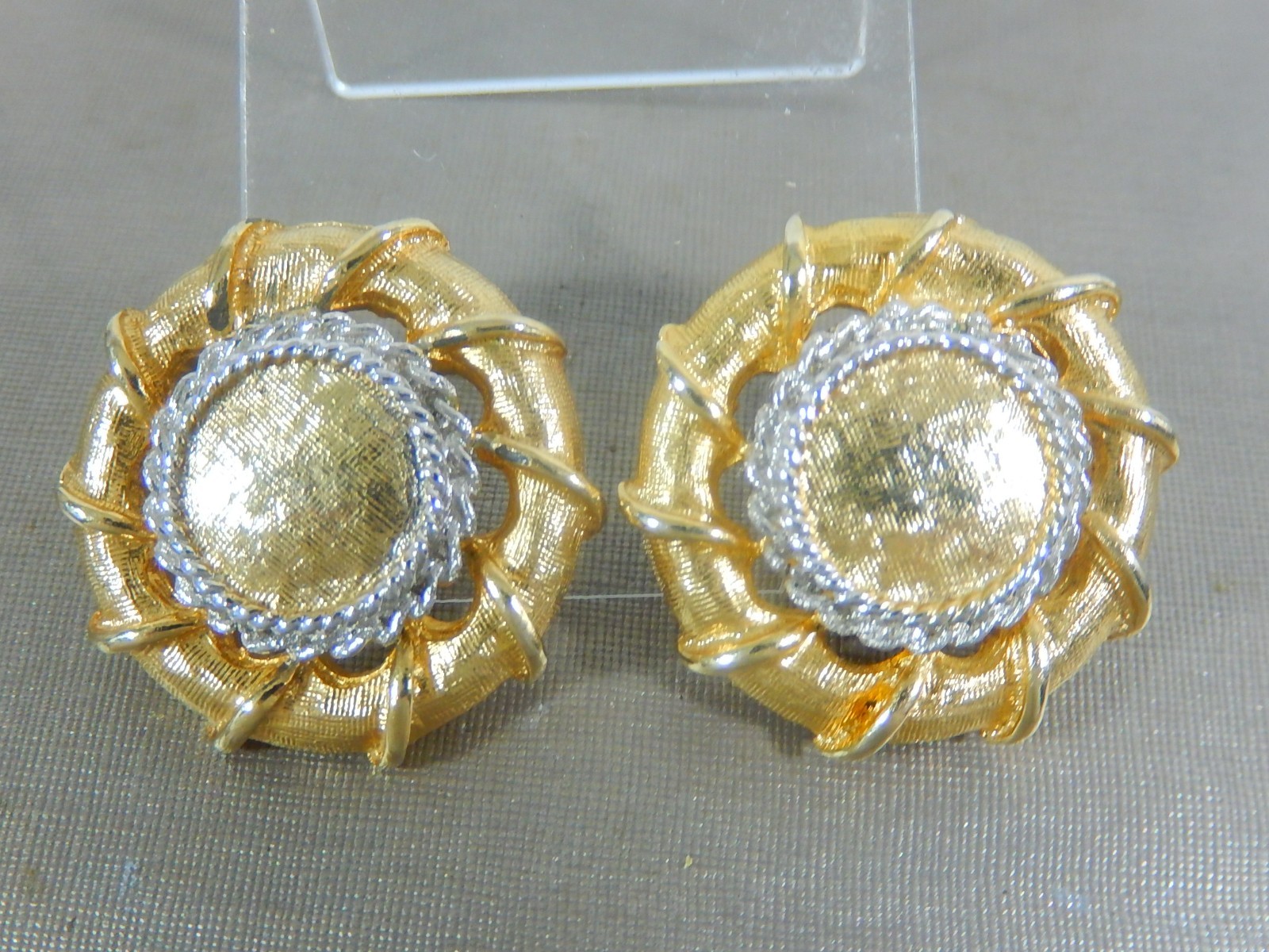 VTG SIGNED VENDOME TEXTURED 2 TONE LARGER ADJUSTABLE ELEGANT CLIP ON EARRINGS