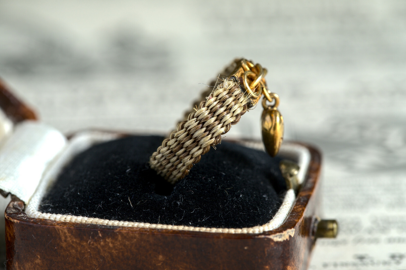 ANTIQUE VICTORIAN ENGLISH 15K GOLD HAIR MOURNING RING w/ TINY HEART CHARM c1850