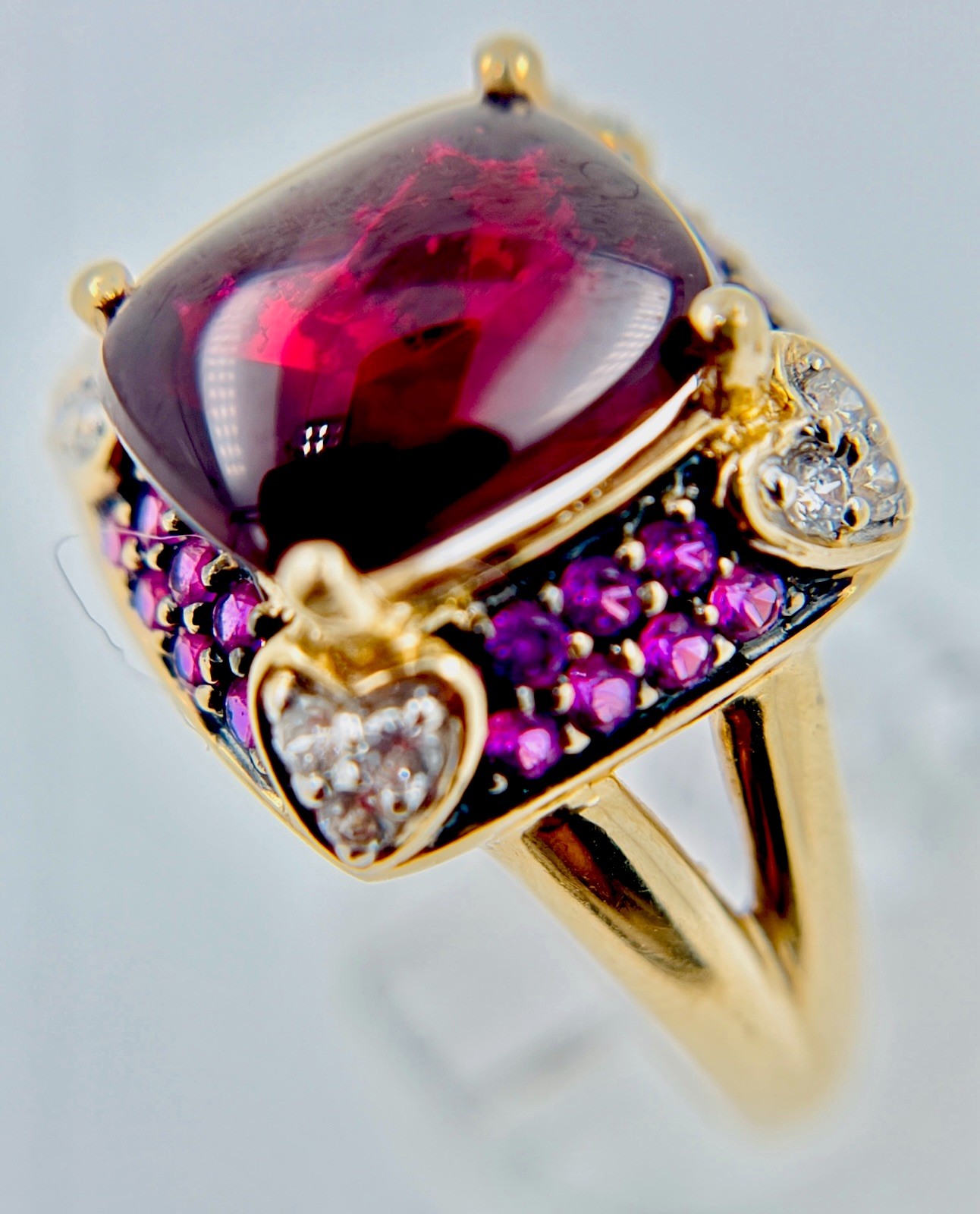 14K Gold gorgeous Garnet,Safire & Diamonds Ring MEDA size 6.25, 5g approximately