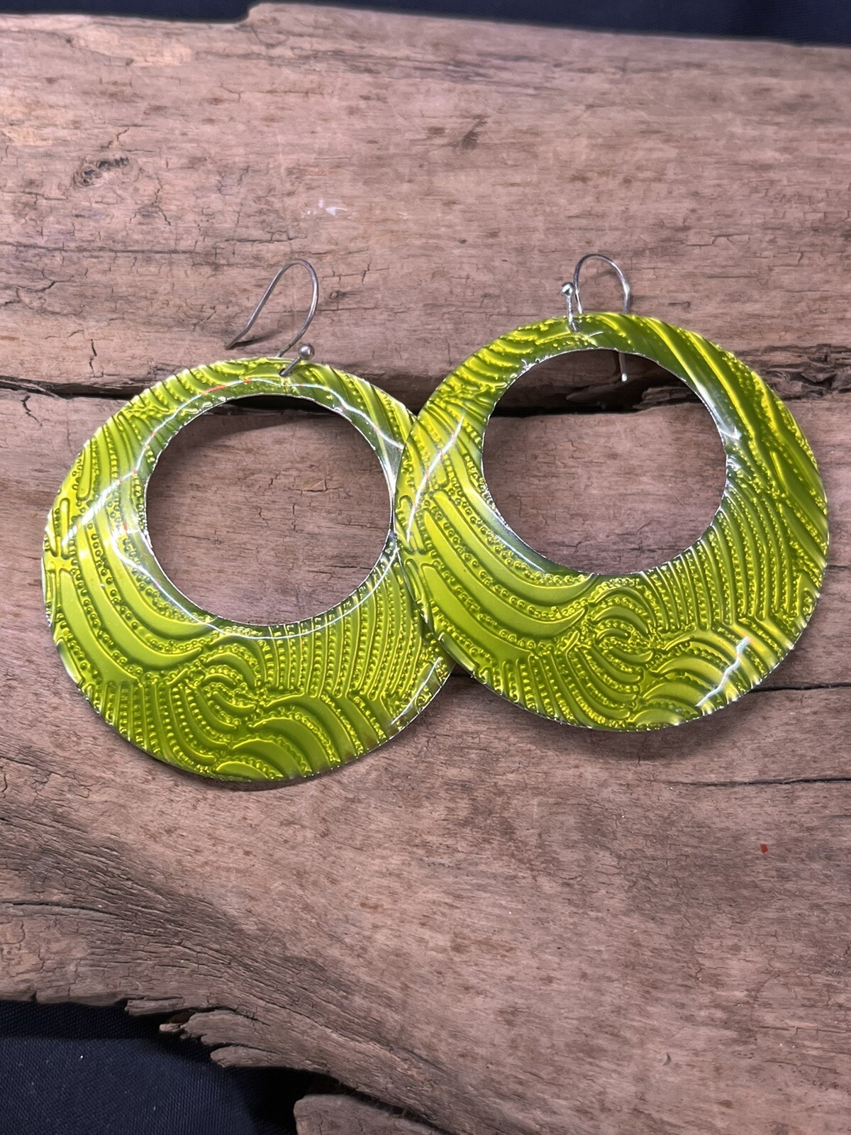 VINTAGE SILVER TONE LIME GREEN ENIMAL DROP HOOP EARRINGS 2.5”