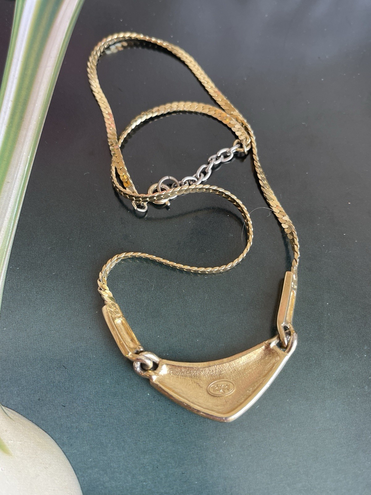 Vintage Trifari gold tone modernist herringbone necklace statement signed