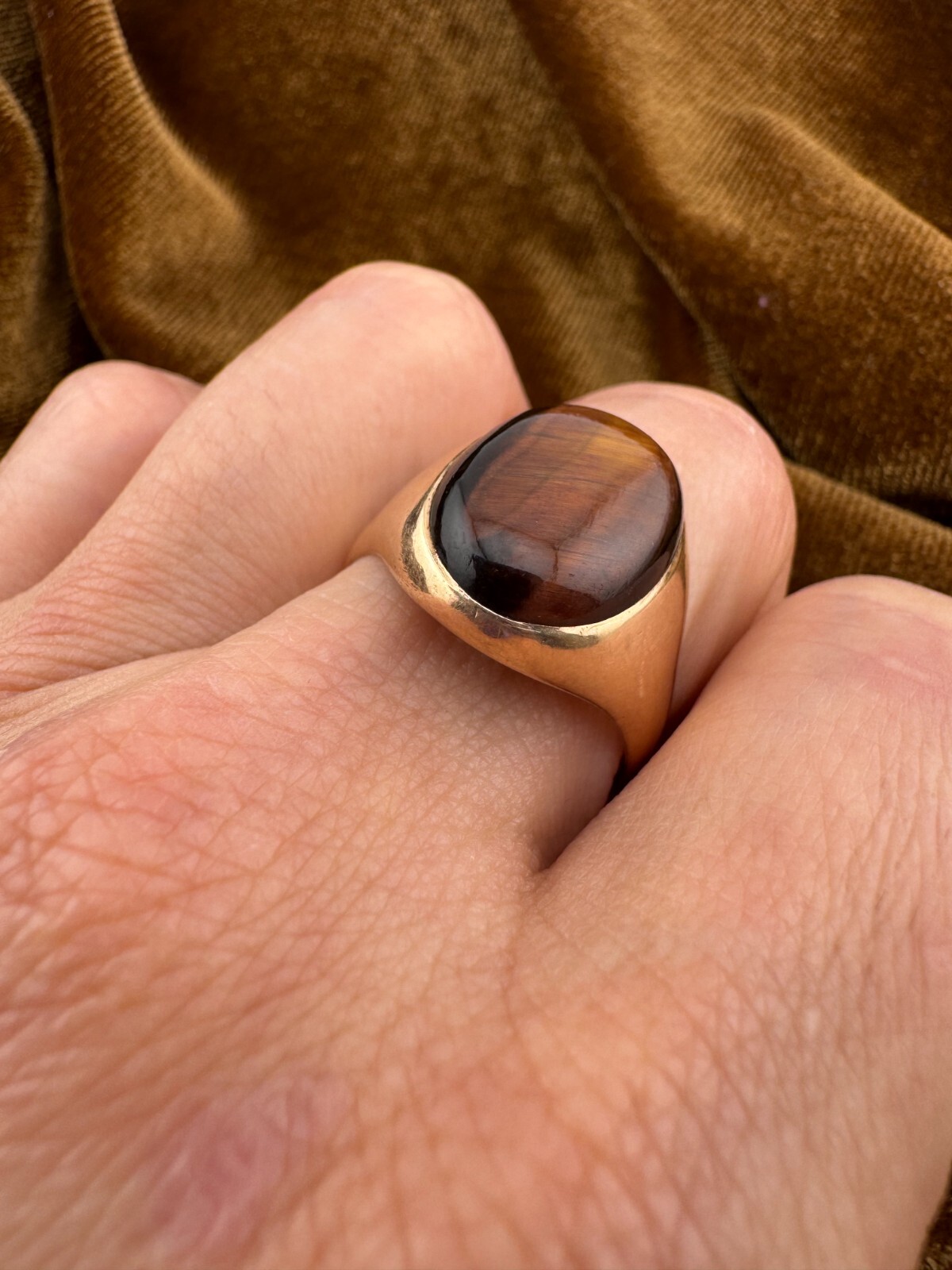 Sleek Vintage 14 Karat Yellow Gold Unisex Oval Tiger’s Eye Ring Size 9