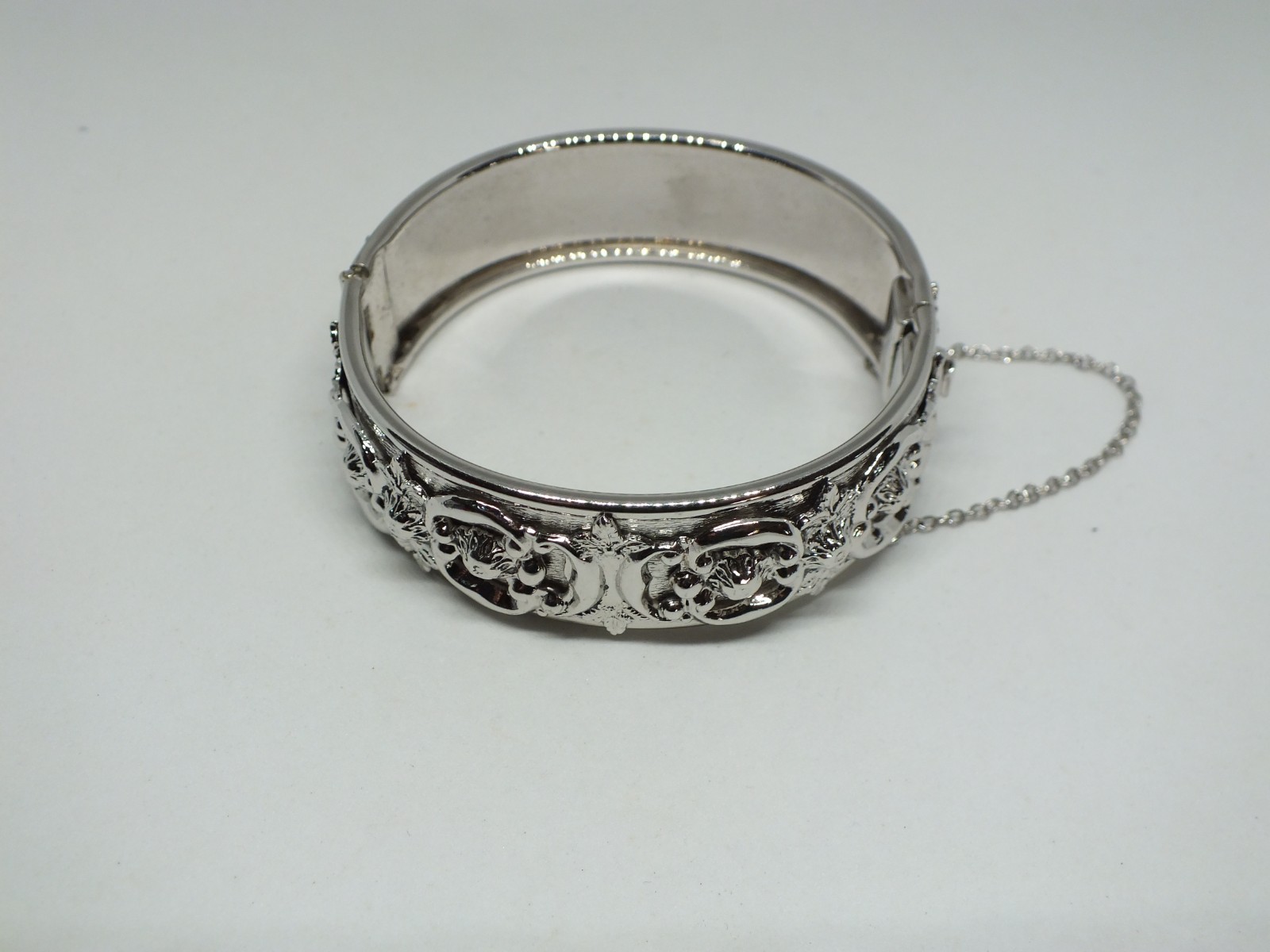 Beautiful Clasp Bracelet Silver Tone Embossed Safety Chain 3/4 Inch W x 2 1/4 A