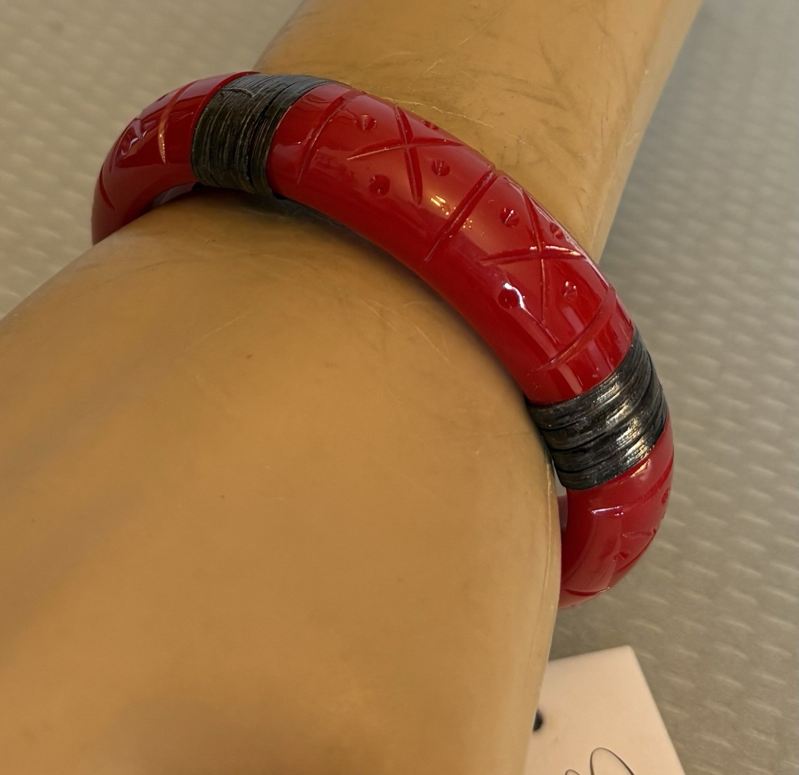 Carved Red Fakelite Plastic Bangle Bamboo Wrapped Splendette w/tag 6.5″ SMALL