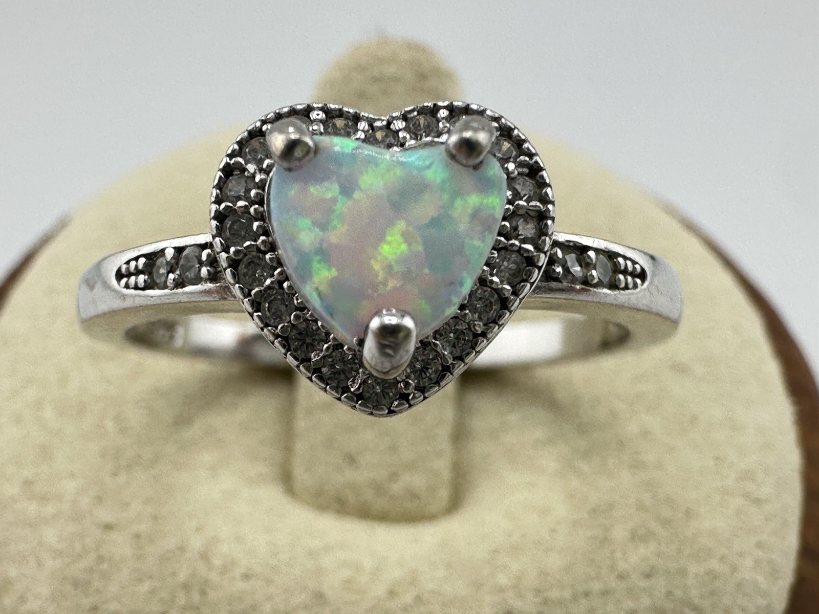 Vintage Sterling Silver Glowing Iridescent Center Heart Shaped Stone Ring Sz 8