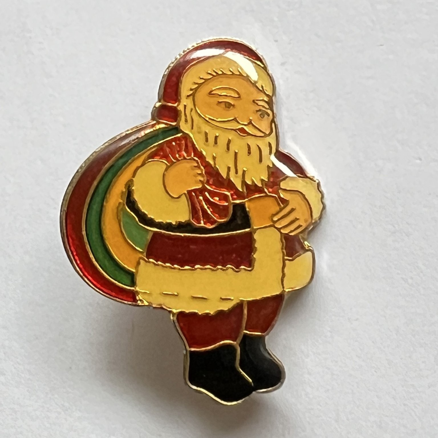 Santa Claus Enamel Pin Gold Tone 1.25in Christmas Holiday Collectible