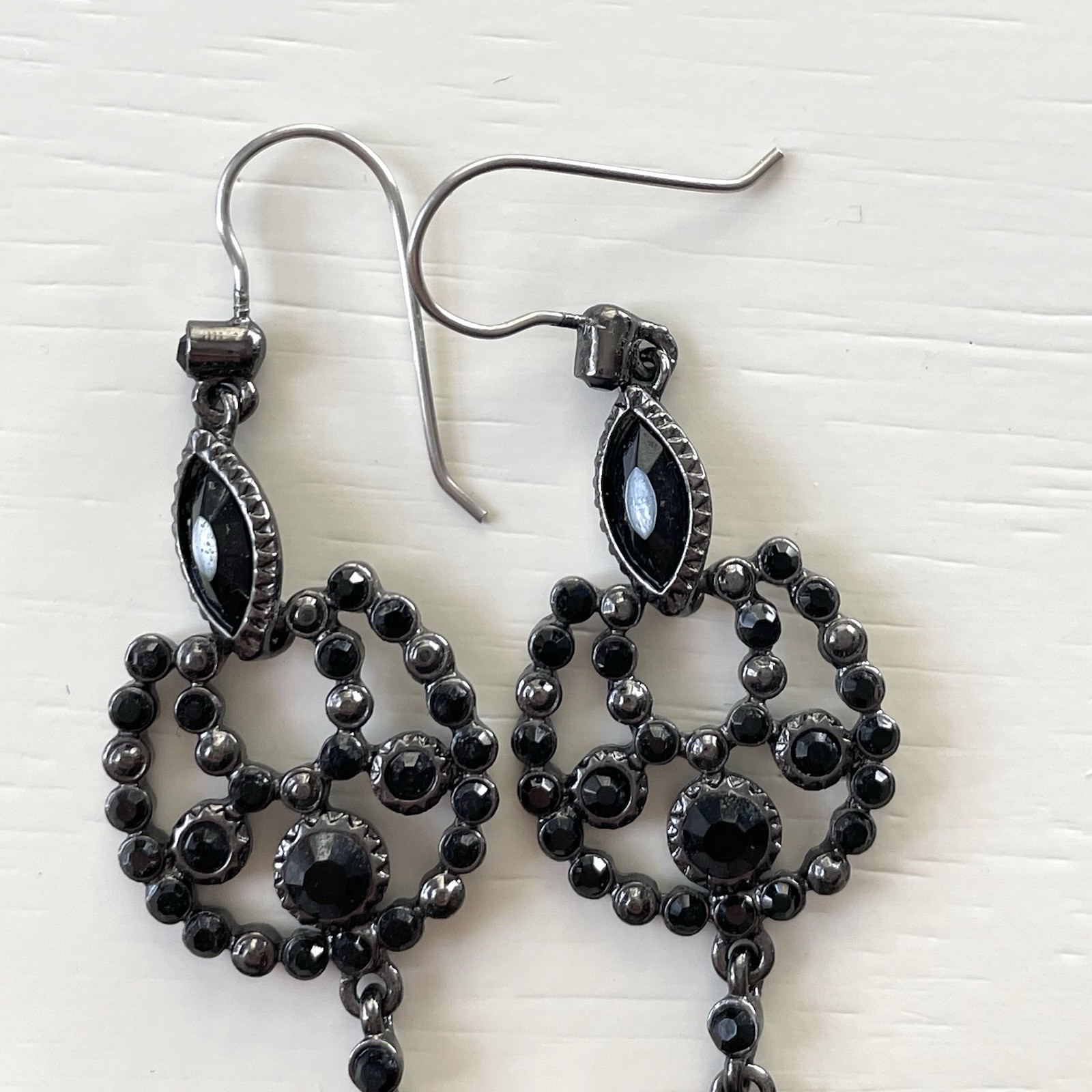 Vintage silvertone & black faceted plastic/acrylic stone dangle earrings goth