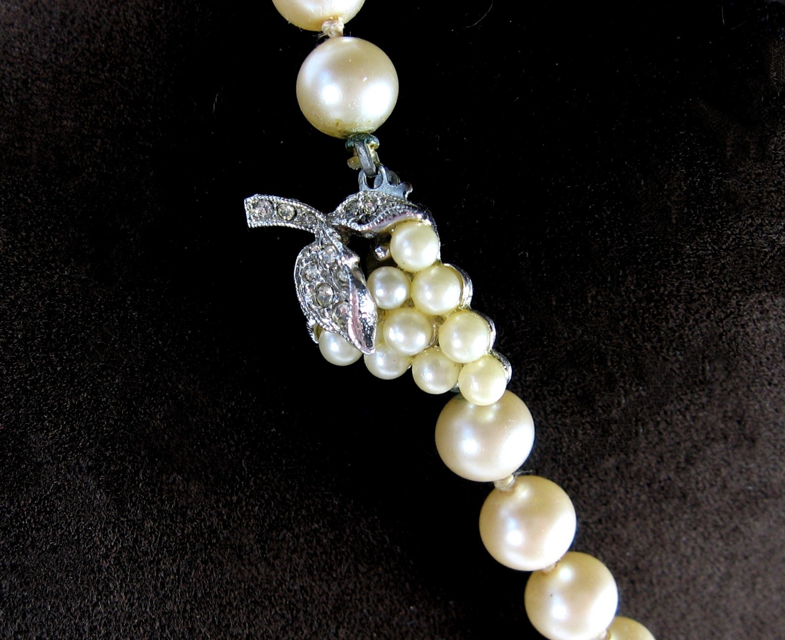 BUNCH OF GRAPES Clasp Vintage GLASS FAUX PEARL BEAD Necklace Beaded Choker 15″