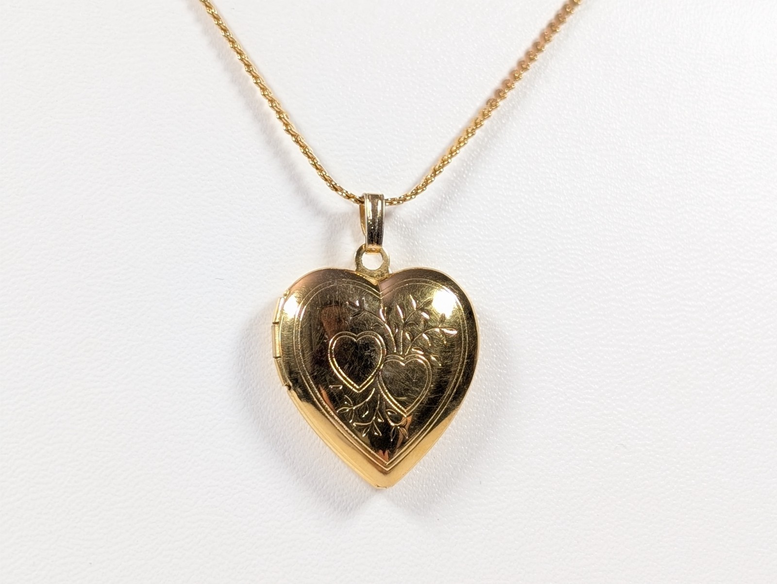 Vtg Gold Tone Double Heart Etched Locket Pendant Necklace 1980s