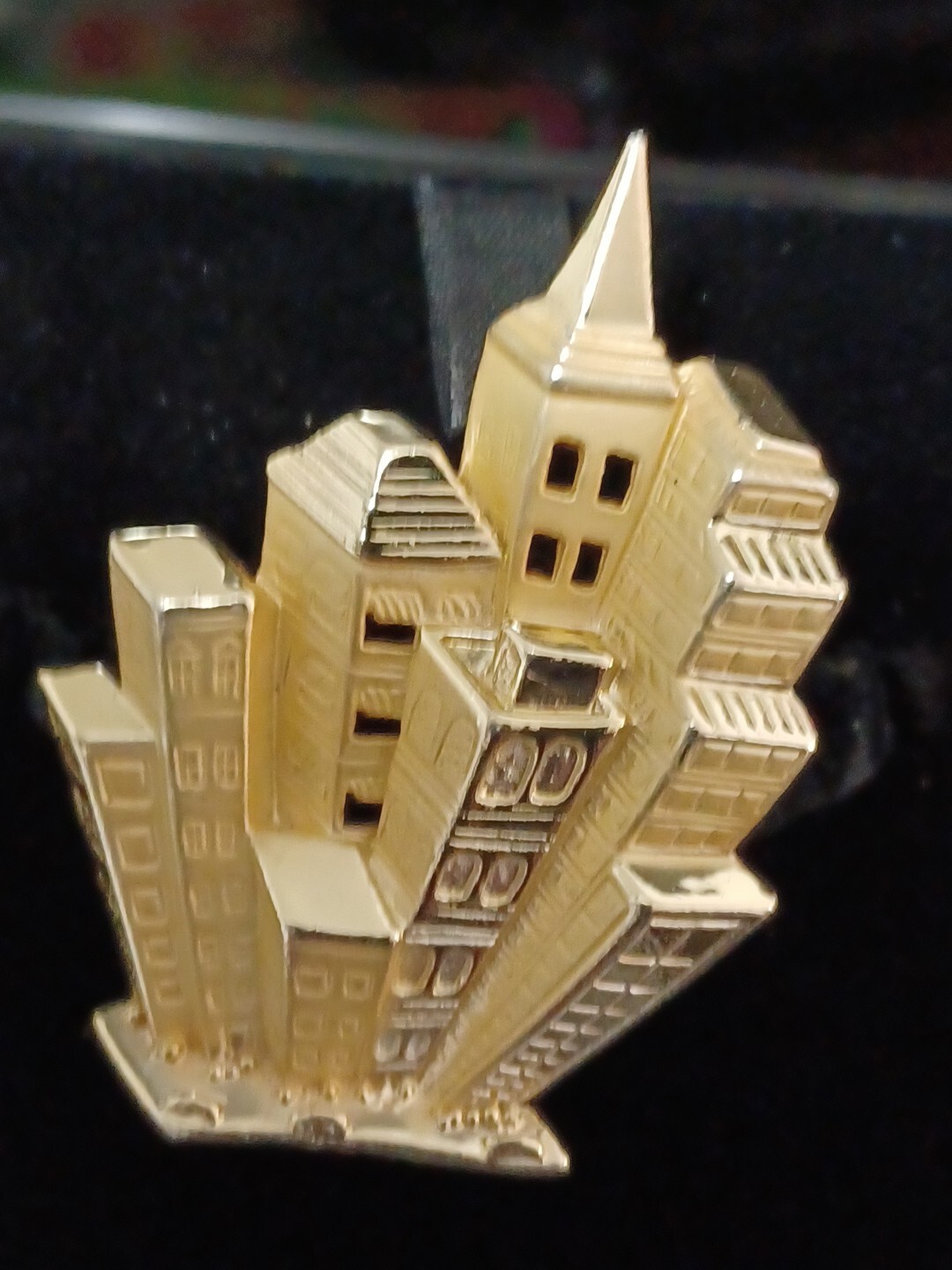 Vtg New York City Buildings Brooch Pin Skyscrapers Pin 3D Gold Tone. A-03