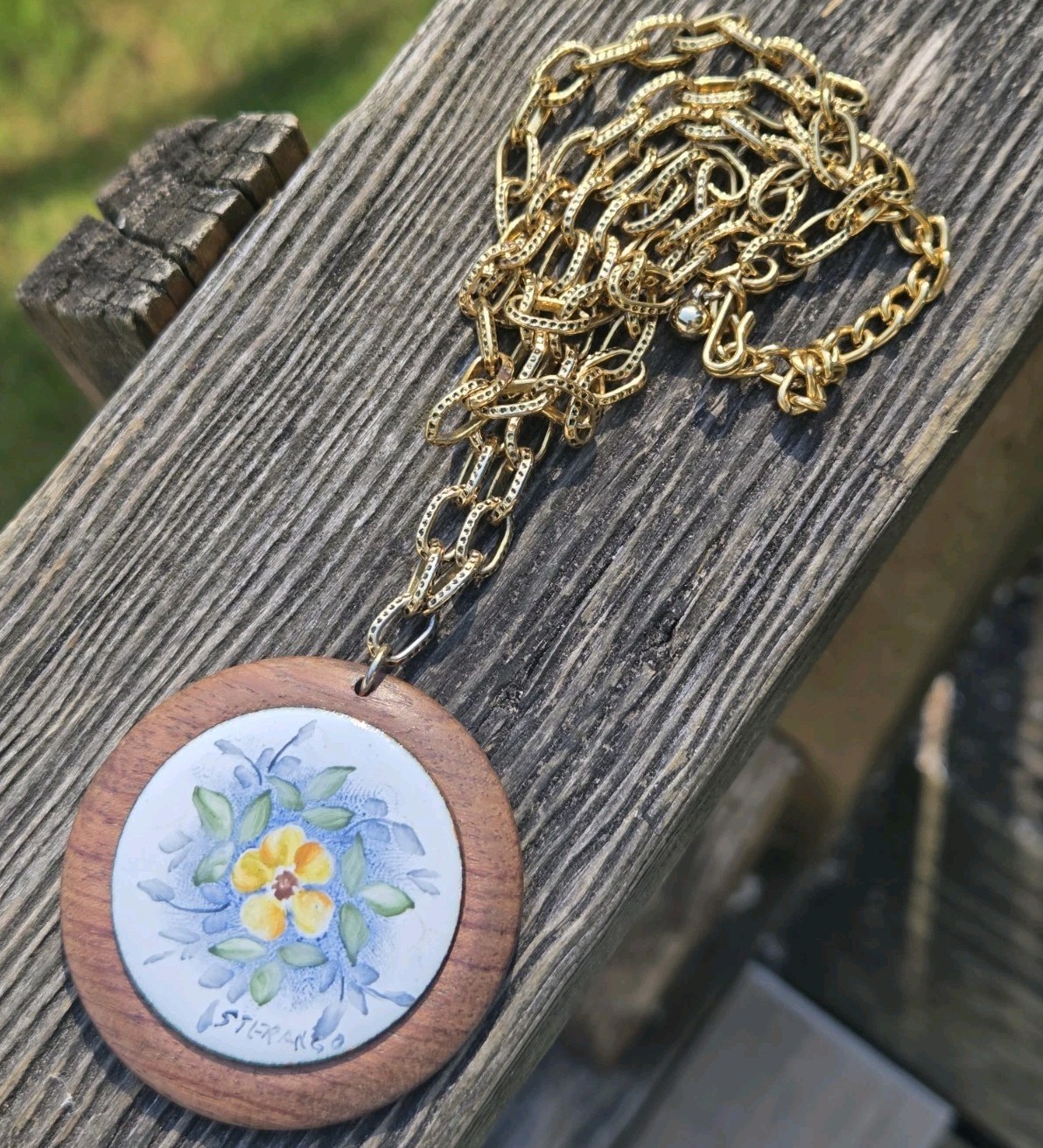 Vintage Ceramic Floral Cameo Pendant Necklace Gold Tone Wood Flower STERANGO