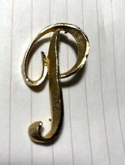 Vintage 1960’s Letter P Initial Pin Brooch Brushed Gold Tone – Signed Mamselle