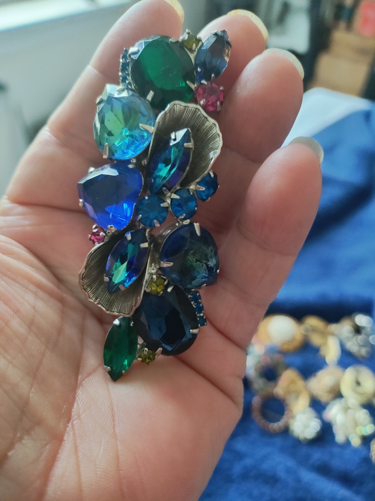 Vintage Julianna D&E 60s Brooch HELIOTROPE WATERMELON RHINESTONES. Art Glass Pin