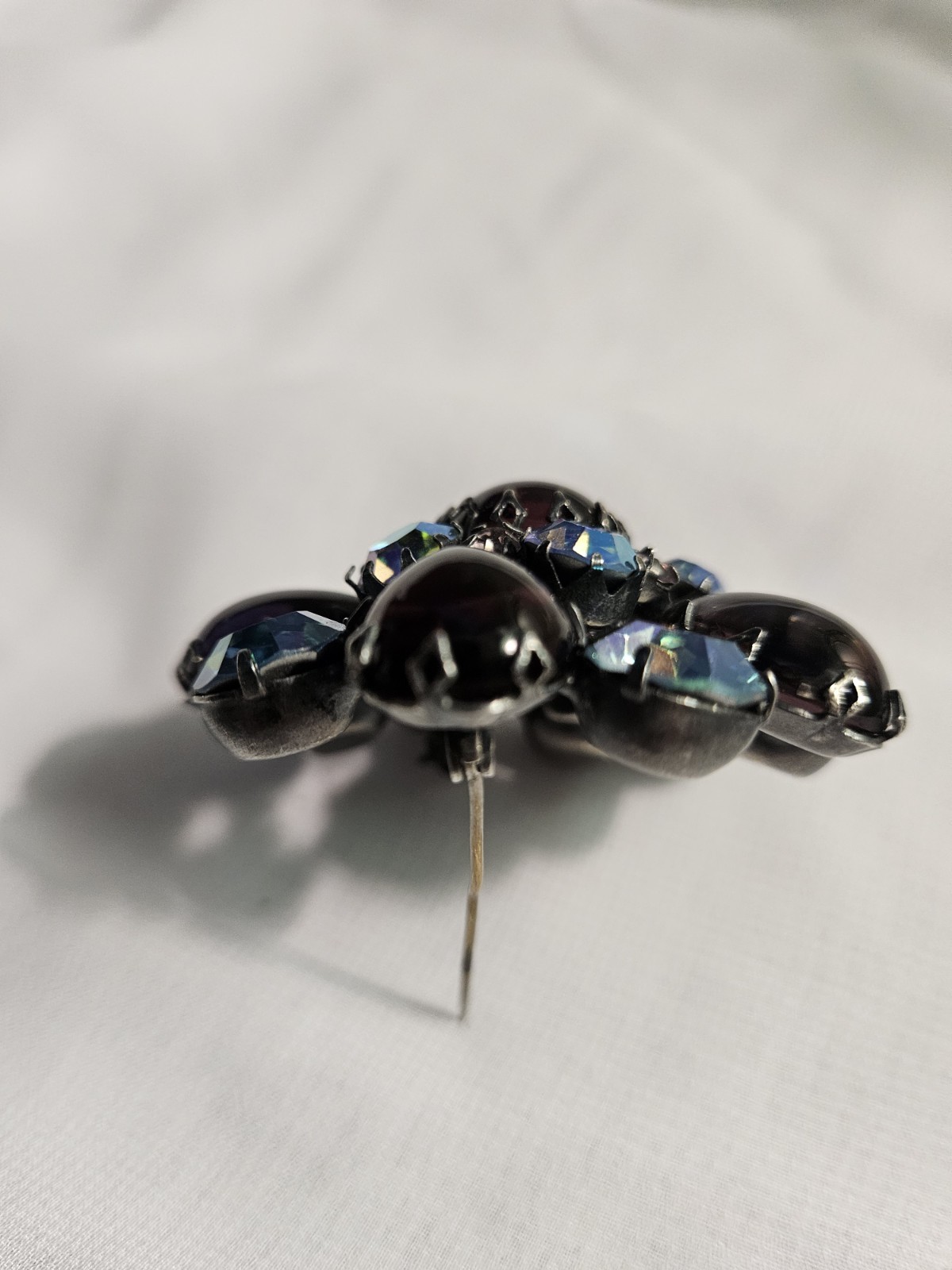 1950s VINTAGE REGENCY MID-CENTURY BLUE/PURPLE GIVRE GLASS DOMED BROOCH