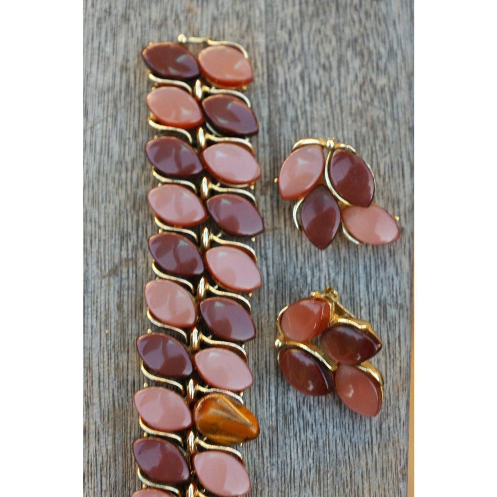 Lisner Thermoset Bracelet Earrings Set Brown Caramel Gold Tone Vintage 1950s