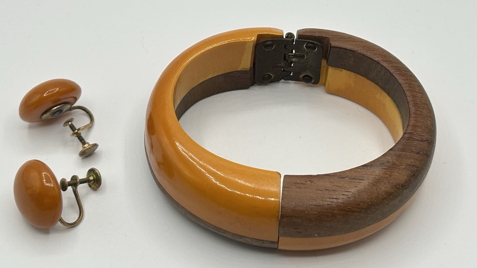 VTG Hinged 1930’s- 1950’s Wooden Clamper Bracelet & Bakelite Screw Back Earrings