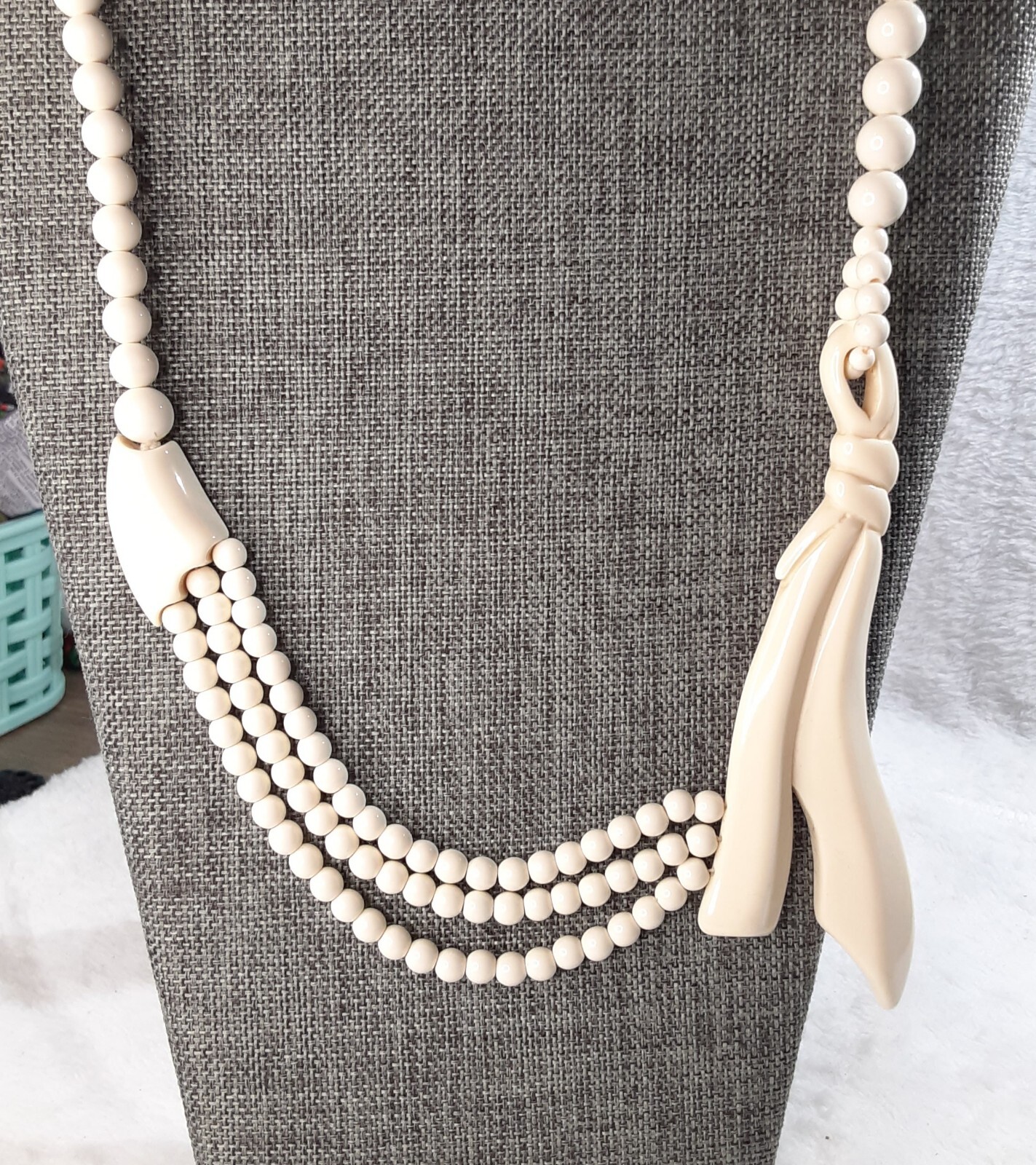 ** AMAZING Vintage Lucite Necklace – Rare Design – 24 Inch **