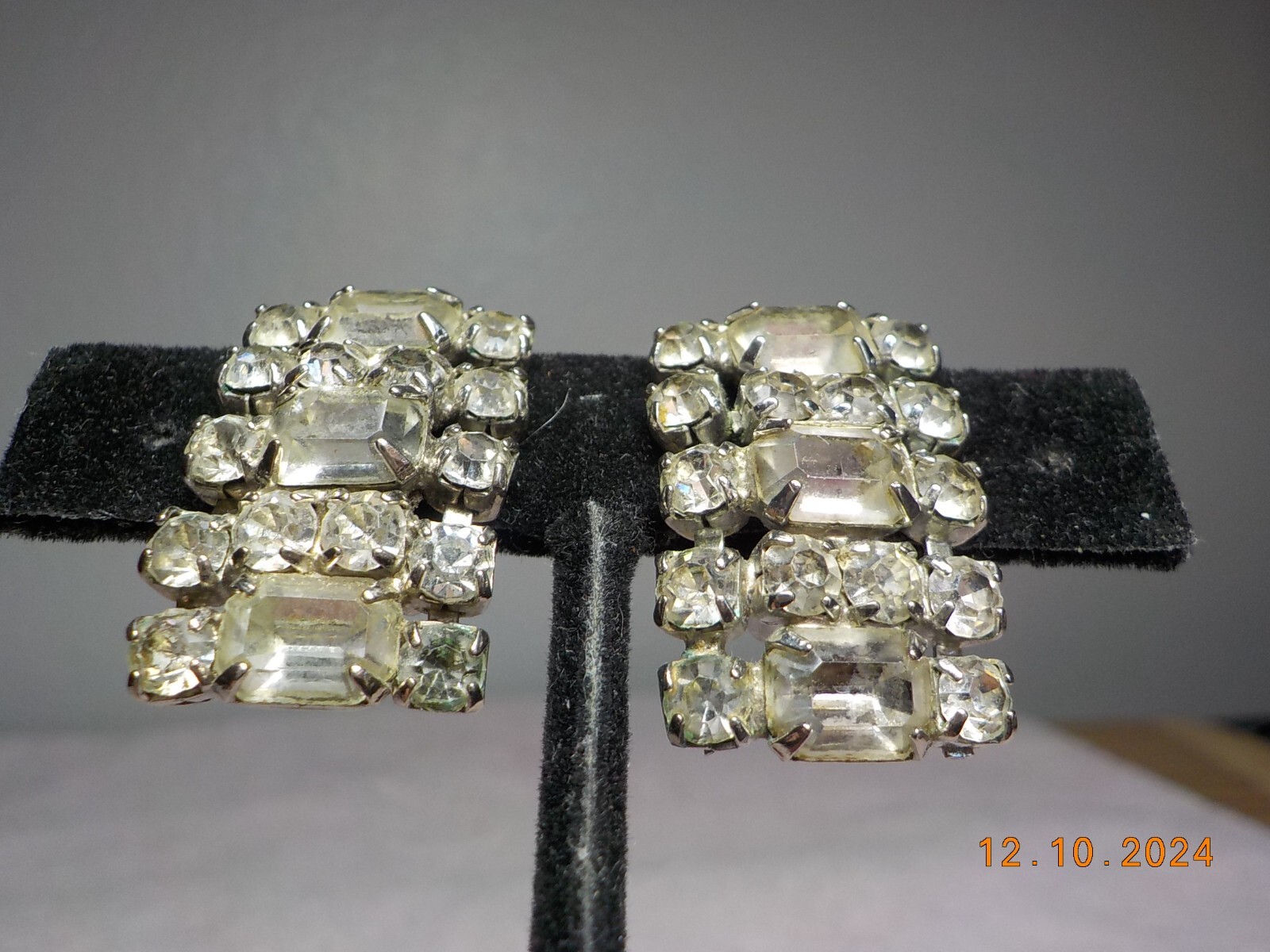 VINTAGE CLEAR RHINESTONE CLUSTER CLIP-ON EARRINGS W/EMERALD/ROUND CUT STONES