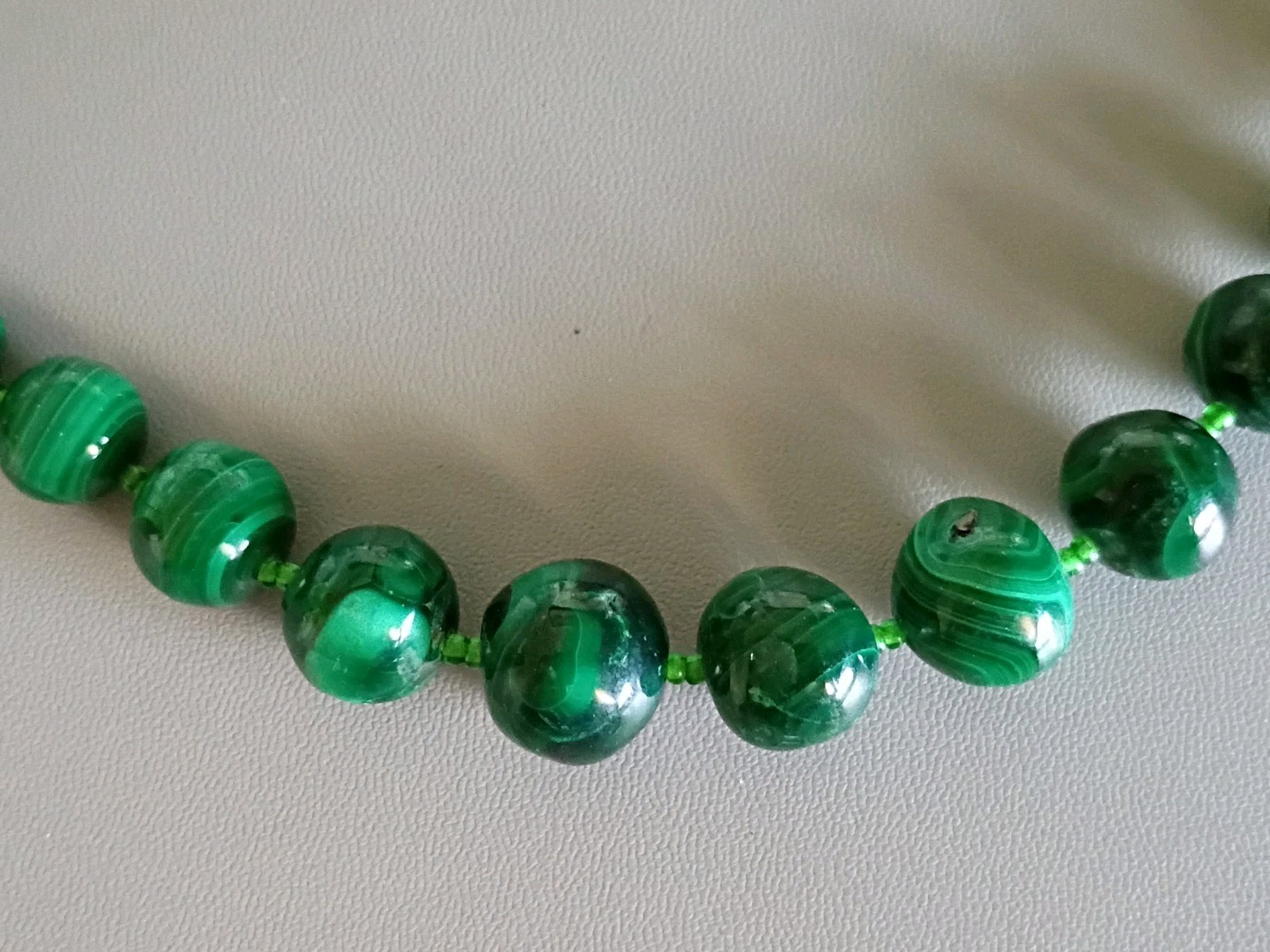 BEAUTIFUL VINTAGE GRADUATING IN SIZE MALACHITE BEADED NECKLACE 22″ INCHES